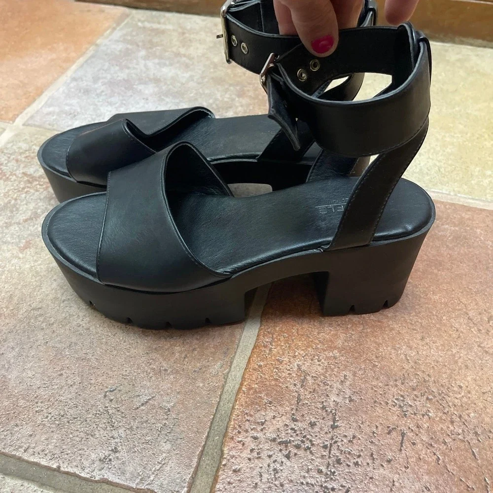 TRUFFLE CHUNKY BLACK SANDAL SIZE 40